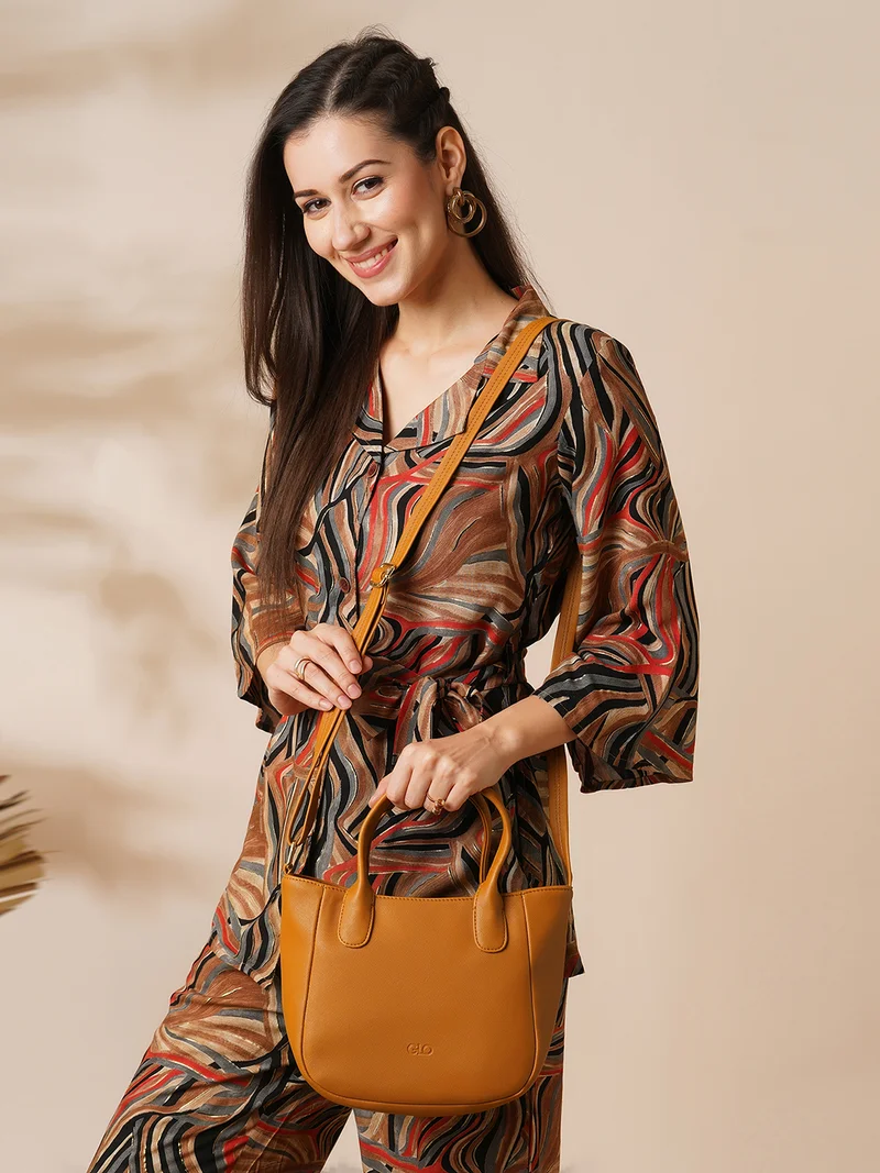 جلو باص حقيبة نسائية جلد نباتي بلون بني بتصميم منحني وحزام قابل للتعديل